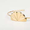 Bracelet Iris ajustable en or fin, coquillage, fleur, fond blanc, profil détails Laparitaine