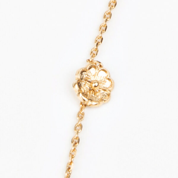 Bracelet Mya en or fin, chaîne, fleur, fond blanc, détails Laparitaine