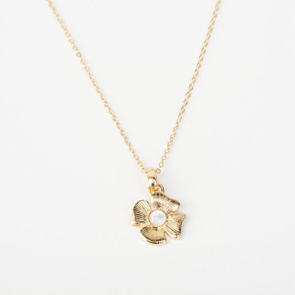 Collier Azalée avec une chaîne fine, pendentif dorée en forme de fleur avec une pierre précieuse blanche en nacre