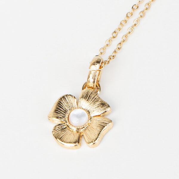 Collier Azalée avec une chaîne fine, pendentif dorée en forme de fleur avec une pierre précieuse blanche en nacre