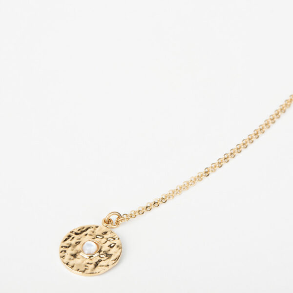 Laparitaine Collier Clara avec une chaîne fine, pendentif rond dorée avec une pierre précieuse blanche en nacre
