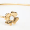 Bracelet Azalée en or fin, fleur, pierre précieuse en nacre blanc, détails Laparitaine