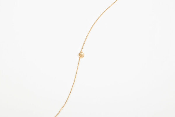 Bracelet Mya en or fin, chaîne, fleur, fond blanc Laparitaine